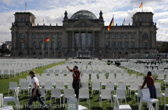 Germania: 13.000 de scaune în faţa Reichstagului pentru migranţii din Insula Lesbos
