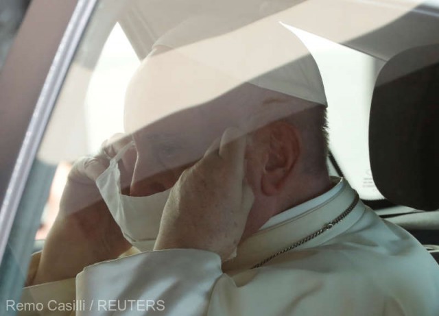 Papa Francisc, văzut purtând mască şi folosind dezinfectant în timpul unei audienţe publice săptămânale