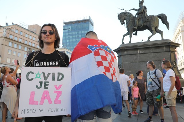 Coronavirus: Mii de oameni au protestat în Croaţia şi Italia