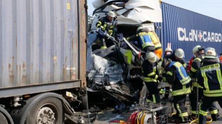 TRAGEDIE în Germania: 4 români au murit STRIVIȚI într-un microbuz prins între două TIR-uri