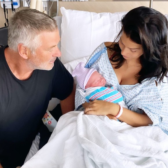 Alec Baldwin, tată de cursă lungă! Soţia actorului de 62 de ani a născut o fată