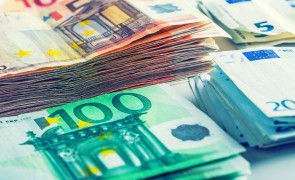 Veniturile cluburilor europene de fotbal ar putea scădea cu o sumă cuprinsă între 5,2 miliarde de euro şi 6,3 miliarde de euro din cauza impactului pandemiei