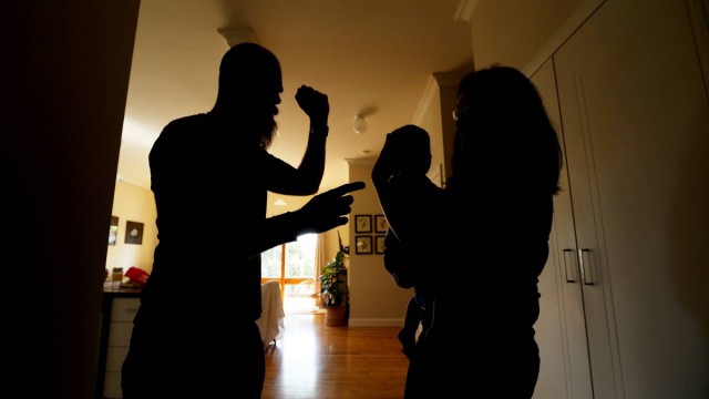 Un BĂRBAT și-a BĂTUT fosta SOŢIE de faţă cu COPILUL