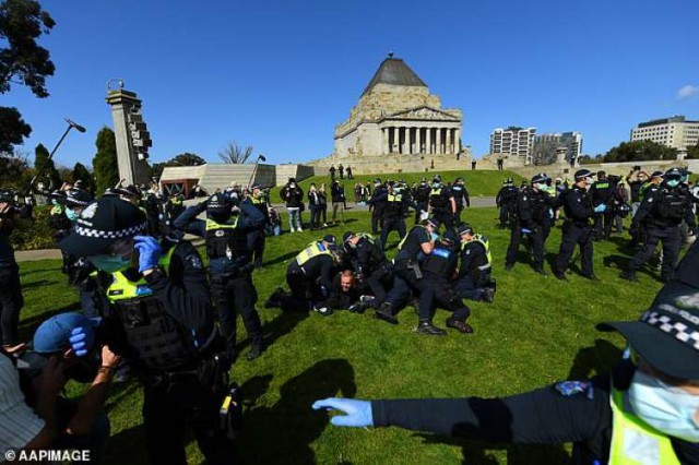 Australia: Zeci de arestări în rândul manifestanţilor împotriva restricţiilor pentru combaterea COVID-19