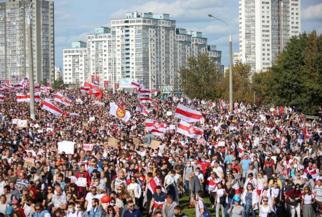 Belarus: Zeci de mii de manifestanţi la un nou protest împotriva preşedintelui Lukaşenko