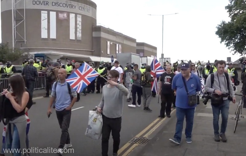 Marea Britanie: O demonstraţie împotriva migranţilor a degenerat la Dover