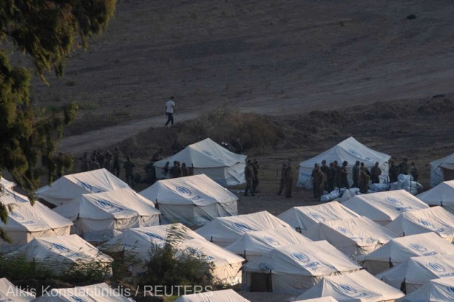 Grecia - Lesbos: 300 de migranţi s-au mutat într-o tabără de corturi, după incendiul care a distrus Moria