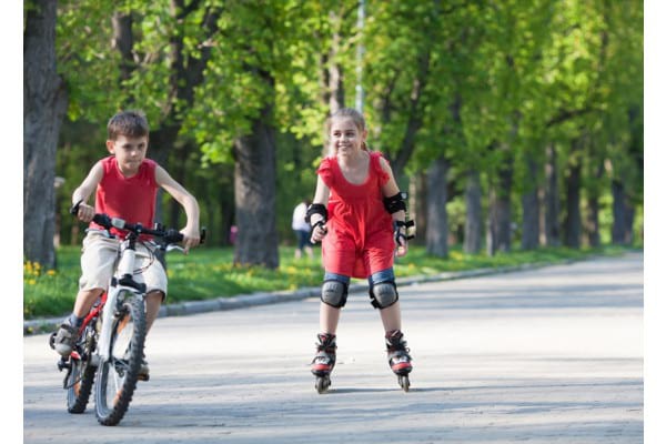 Mersul pe bicicletă și mersul pe role, recomandate pentru copii și adolescenți