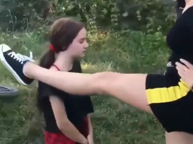 Adolescentele care au bătut şi umilit o fată, identificate şi duse la audieri