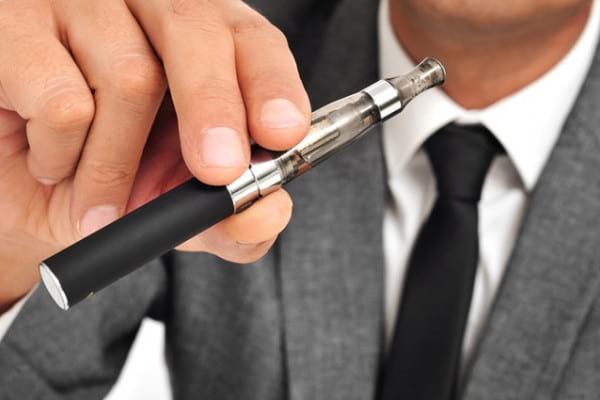 Ce efecte au țigările electronice cu nicotină: accentuează rigiditatea arterelor și cresc tensiunea arterială