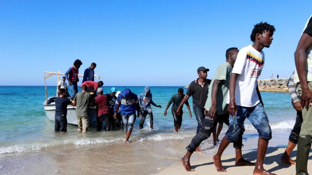 Italia a evacuat 2.400 de migranţi din Lampedusa în Sicilia