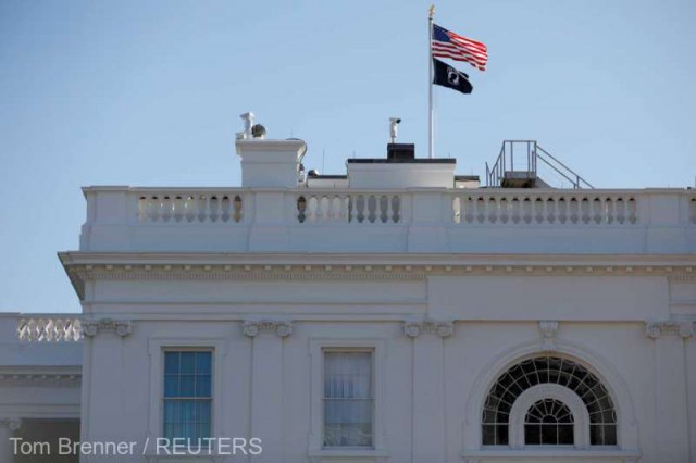 Casa Albă provoacă indignare prin coborârea unui drapel în memoria militarilor dispăruţi