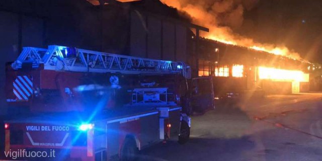 Italia: Un incendiu de proporţii, în portul din Ancona