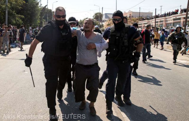 Grecia: 13 persoane au fost arestate după un nou incendiu la o tabără de migranţi