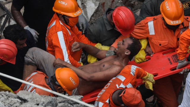 India: Zece morţi în prăbuşirea unei clădiri lângă Mumbai, 25 de persoane prinse sub dărâmături