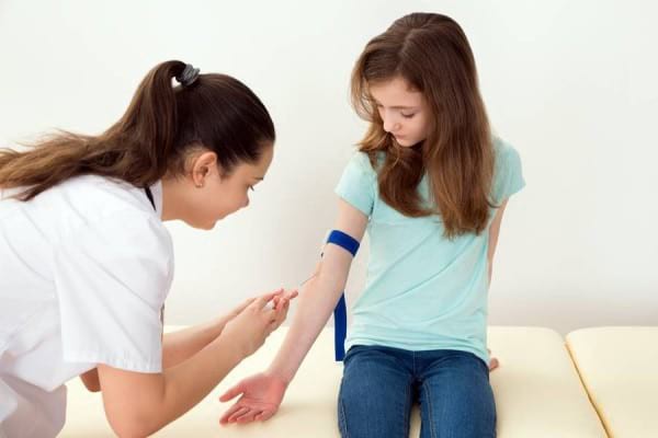 Ce analize de sânge uzuale trebuie să le facem copiilor?