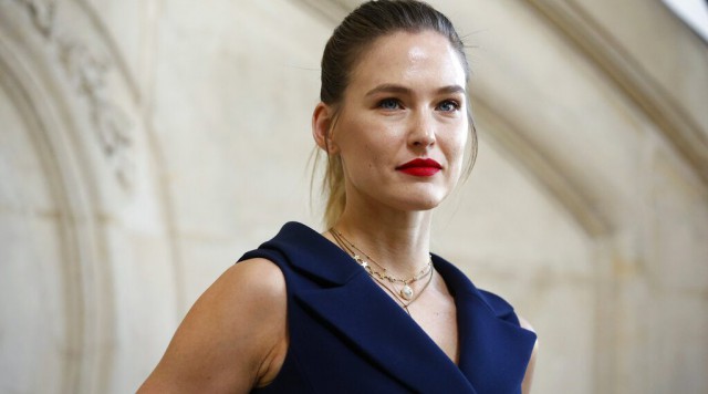 Modelul Bar Refaeli a început munca în folosul comunităţii la un centru pentru persoane cu dizabilităţi