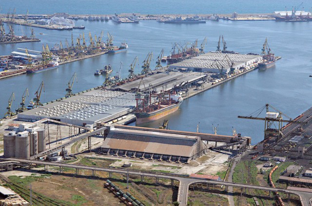 O navă și două barje BLOCATE în portul Constanța din cauza DATORIILOR