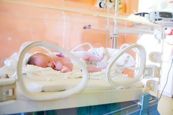 Copiii născuți prematur: cum îi ajută incubatorul și ce rol are în dezvoltarea lor