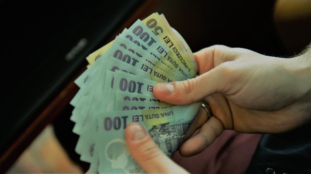 Inflaţia îi face pe români să îşi dorească măcar 1.000 de lei în plus la salariu