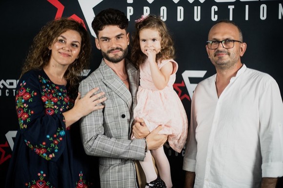 Edward Sanda, susținut la lansarea primului album de părinți și de surioara de 4 ani