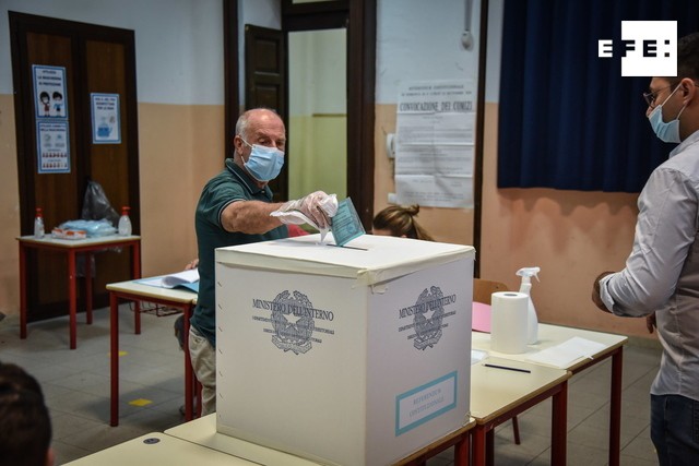 Italienii aprobă prin referendum reducerea numărului de parlamentari