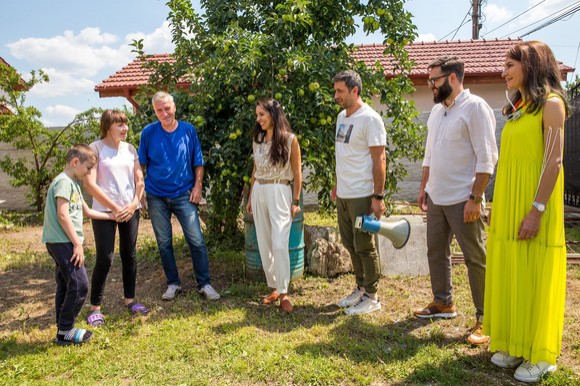 „Visuri la cheie“: O adolescentă de 17 ani, mamă pentru fratele de 8 ani. Mama lor i-a părăsit