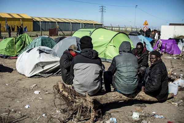 Franţa: Migranţii trăiesc în condiţii inumane şi degradante la Calais, denunţă Avocatul Poporului