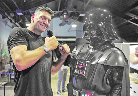 Actorul care l-a jucat pe Darth Vader se face spălător de geamuri: 