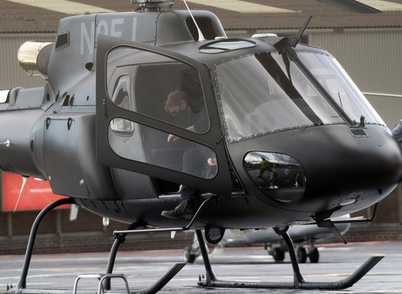 Tom Cruise zboară cu elicopterul, fiica merge cu autobuzul