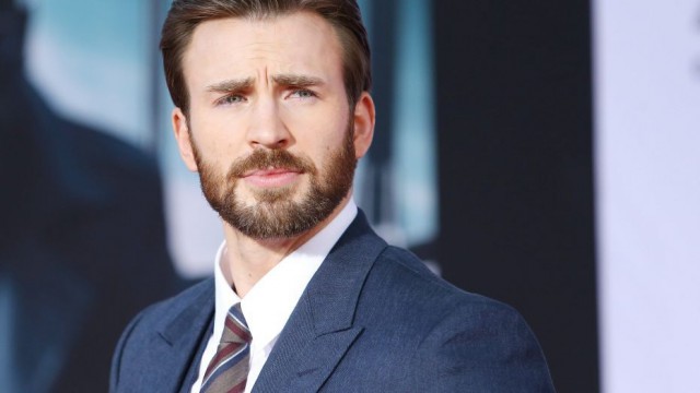 Chris Evans profită de vâltoarea suscitată de o fotografie nud pentru a-şi îndemna admiratorii să meargă la vot