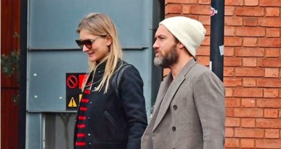 Jude Law a devenit tată a 6-a oară. Noua lui soție are 32 de ani