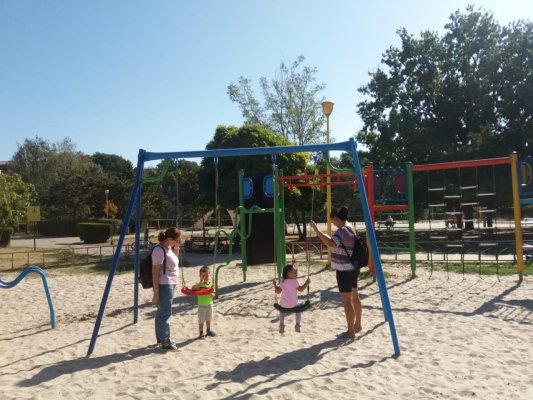 Continuă reabilitarea locurilor de joacă din Constanţa