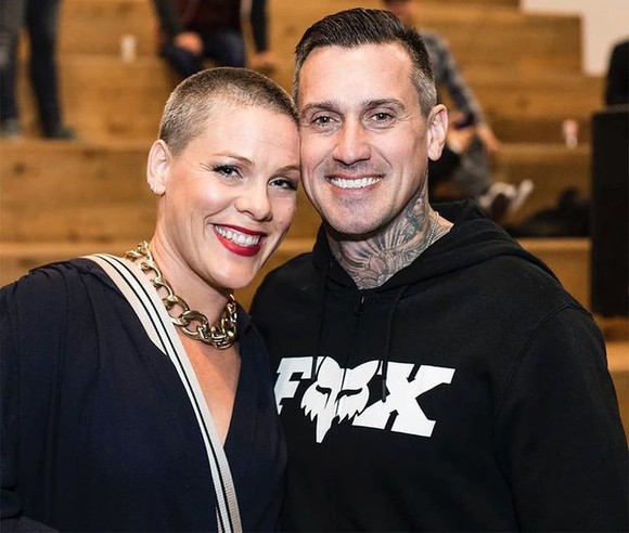Pink, la un pas de divorţ: „Oamenii îşi dau ochii peste cap când vorbim de terapia de cuplu“