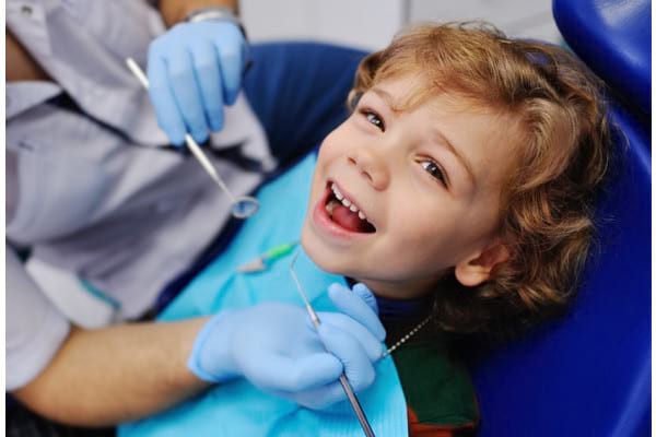 Ce probleme dentare pot să apară la bebeluși și la copiii mici