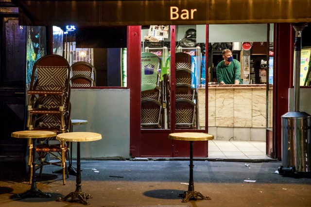 Coronavirus: Parisul închide barurile şi restrânge activitatea restaurantelor, dar şi a universităţilor