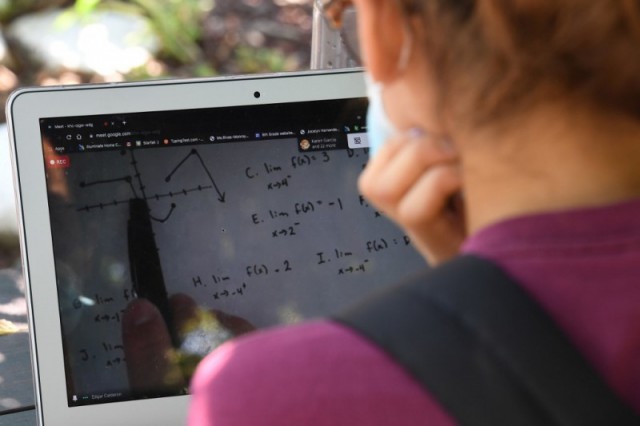 Elevii NU au voie să ÎNREGISTREZE orele online, părinții sunt REVOLTAŢI