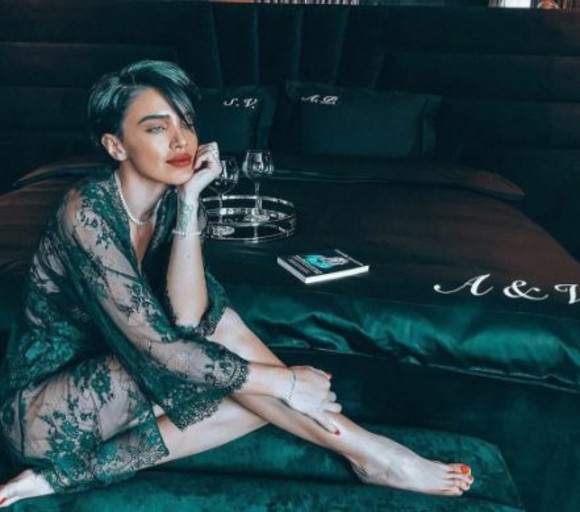 Primele imagini din casa cea nouă a Adelinei Pestrițu. Dormitorul este negru, iar dressingul, imens!