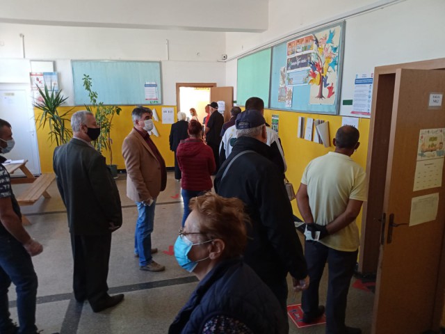 Mai multe persoane amendate la coada de la o secție de votare din Constanța