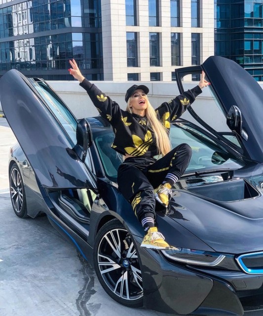 Reacții dure după ce Anda Adam și-a parcat bolidul de 150.000 de euro pe două locuri pentru cei cu dizabilități