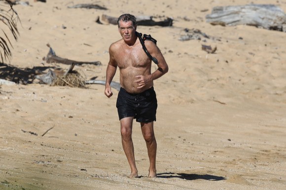 Agentul 007, Pierce Brosnan, are 67 de ani, dar arată precum un tinerel la bustul gol!