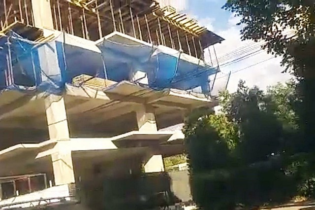 BELA TĂNASE de la CAMBELA și-a protejat constructia cu PLASĂ, la MIȘTO. VIDEO!