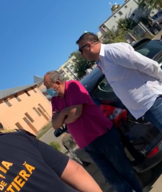 Consilier municipal PSD, surprins în fața secției de vot din Henri Coandă. VIDEO