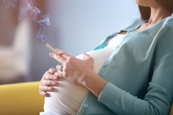Chiar și 10 țigări pot dăuna fătului în timpul sarcinii