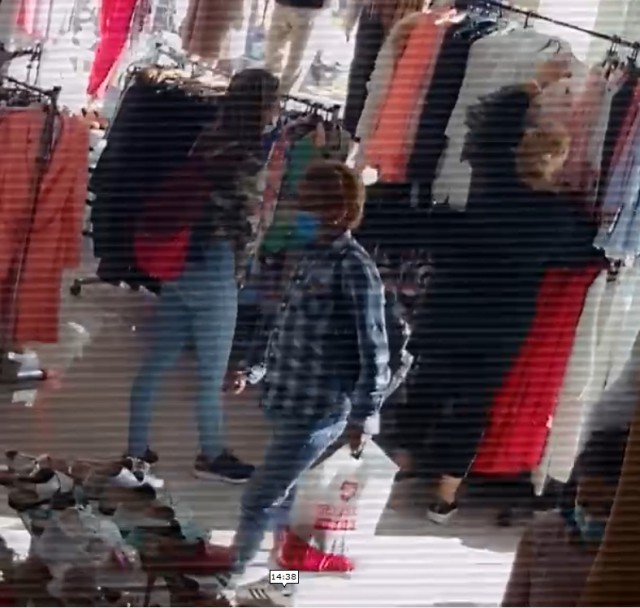 O femeie a FURAT un TELEFON dintr-un magazin de haine. VIDEO!
