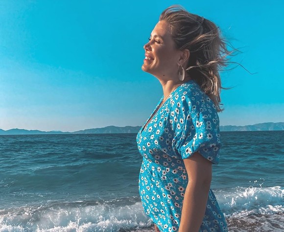 Gina Pistol și-a arătat burtica de gravidă, în Grecia
