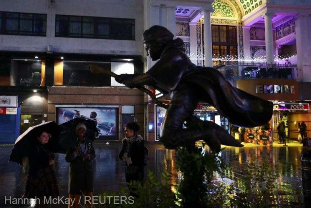 O statuie care îl prezintă pe Harry Potter jucând Quidditch, inaugurată în Leicester Square din Londra