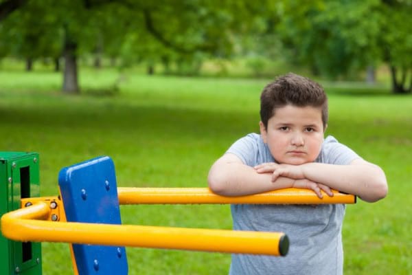 Mișcarea la copiii supraponderali sau obezi: cum îi convingi să iasă afară la joacă