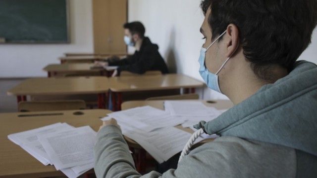 O PROFESOARĂ de la liceul Ovidius, acuzată că NU poartă mască în timpul orelor de curs