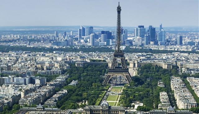 Paris: Un avion de vânătoare a depăşit bariera sunetului, provocând un zgomot puternic